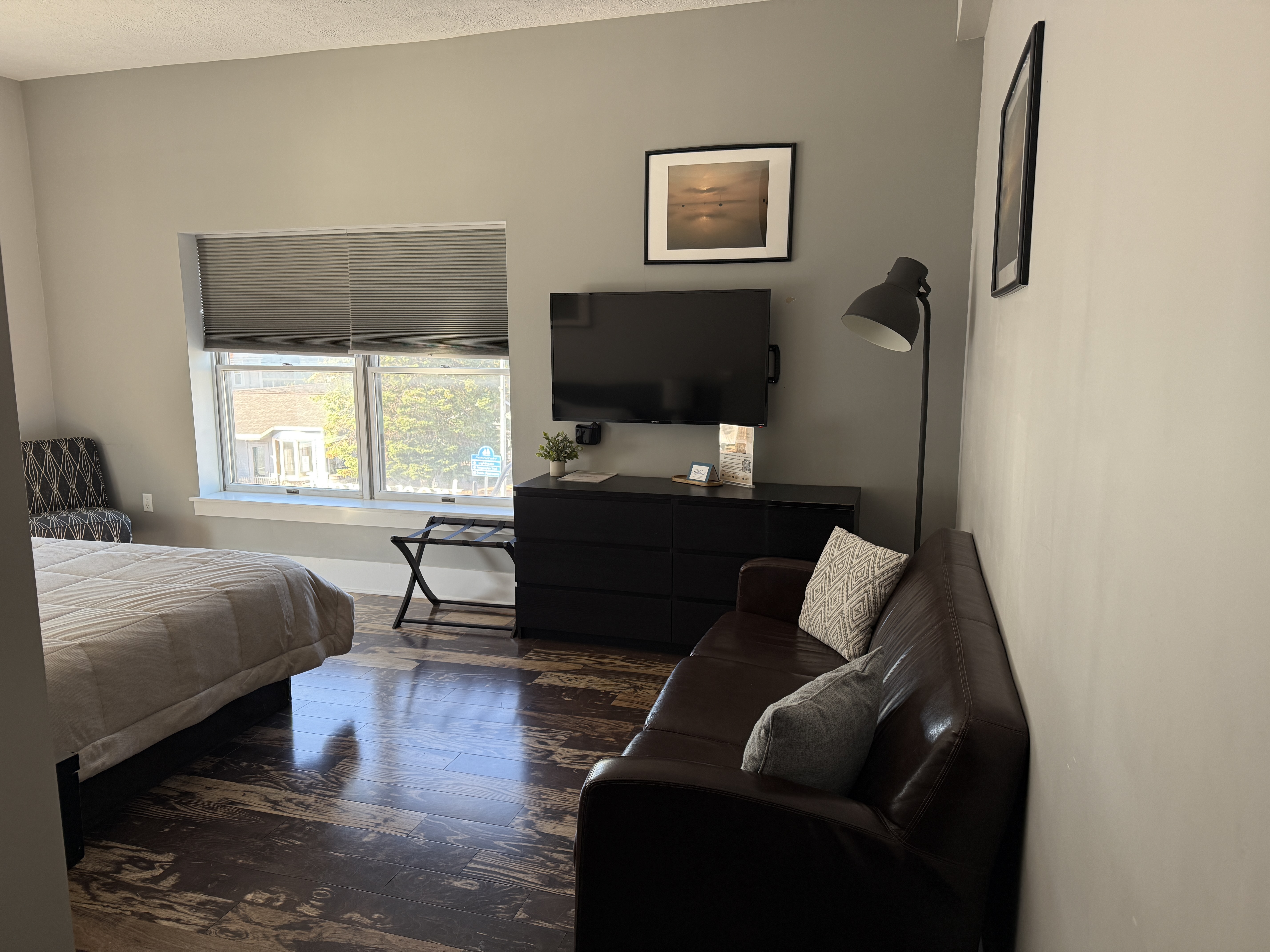 Room 2 &ndash; Facing window